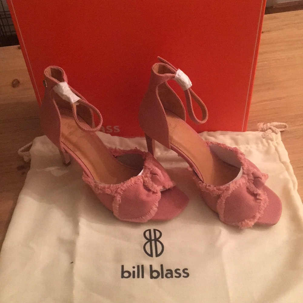 🎉🎉JUST REDUCED🎉🎉Bill Blass heels - Picture 2 of 2